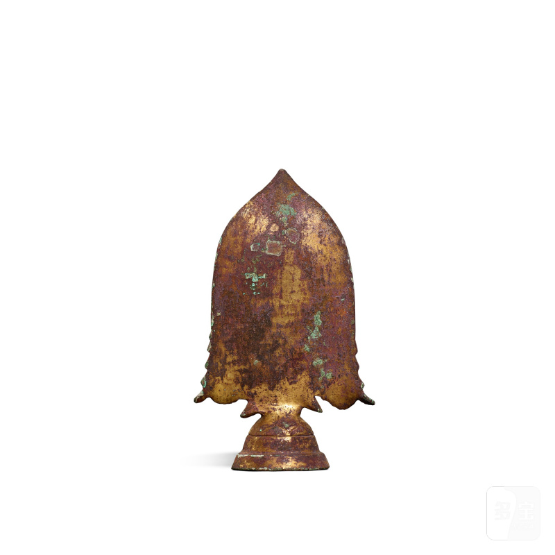 A gilt-bronze Maitreya and attendants group, Northern Qi dynasty | 北齊 銅鎏金一輔三尊立姿彌勒佛背屏式像 - 图2